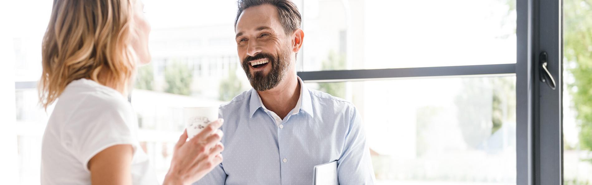 Kollegen trinken Kaffee während einer Pause