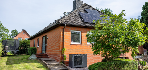 LA 1118CP von Dimplex vor Backsteinhaus