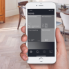 Hand hält Smartphone mit Dimplex Home App